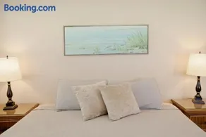Prime Location Gateway with Pool & Patios, Near Beaches, Groceries and Restaurants - Image 3