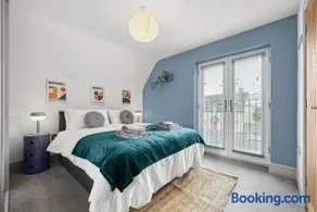 NEC Birmingham Airport Modern Village Retreat, Sleeps 7, Free Parking - Image 3