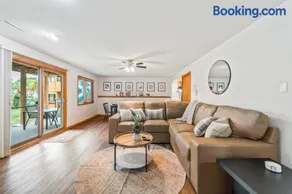 Des Moines 4BR Family Getaway - Image 1