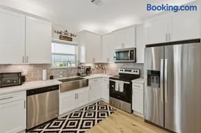 Cozy 3 Bedroom Family Beach Home in Galveston - Image 2