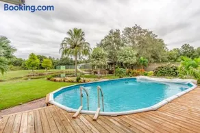 Tropical getaway Pool and tiki bar - Image 5
