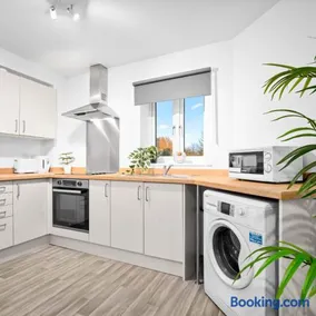 Stylish Two Bedroom Apartment - Sleeps Three - Secure Parking - Fast WiFi 53C - Image 3
