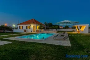 S&I Peaceful Holiday Home With Pool & Jacuzzi - Image 4
