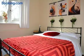 Whole Home with 4 bedrooms, Full Kitchen, 55"TVs and WiFi - Image 2