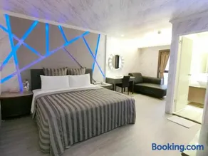 Full Moon Boutique Motel - Image 2