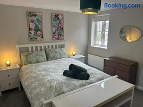 City Retreat 3 Bed House with King, Double and Single - Image 2