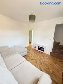 3 Bed House Contractors Welcome Free Parking WiFi - Image 5