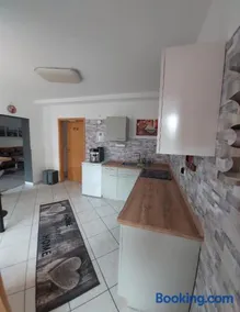 Modernes Appartement nur 5 km von Erfurt, stilvoll komfortabel und perfekt angebunden, Kaffeevollautomat, TV, WLAN, Schlafsofa und Einkaufsmöglichkeiten in der Nähe, hervorragende Anbindung zur A4 und A71, kostenlose öff Parkplätze für PKW und Transporter - Image 1