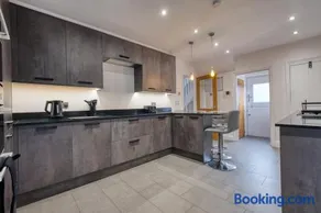 The Southfield Stay - Beautiful, Spacious, Modern - Image 4