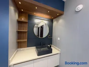 Modern Luxury Apartment 3 bed 3 bath close toGreenfield stadium - Image 5