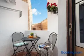 Spacieux appartement entièrement équipé avec terrasse et jardin - Image 4