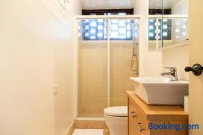 Charming 1 Bedroom Apartment in Vibrant South Yarra - Image 4