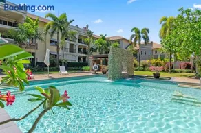 Resort Splendor - Top Floor Apartment in Cairns One - Image 5