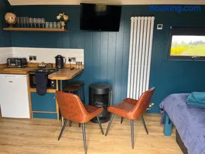 Redfox Shepherds hut and private hot tub - Image 3