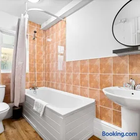 Stylish Three Bedroom House - Garden - Parking - Netflix 73BR - Image 5