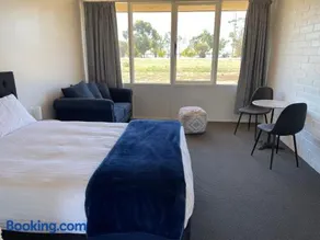 Happy Wanderer Motel Lake Boga ON THE LAKE WITH LAKE VIEWS - Image 1