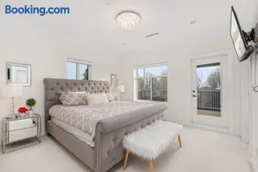 Game-Day Ready 4BR Home - Spacious and Near Transit - Image 2
