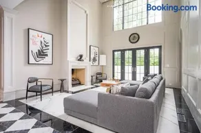 Adams Mansion, 10K Sqft, 7BD/7BA, 15min to Airport - Image 2