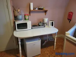Mysigt rum med lantligt läge i privat bostad med katter - Image 2