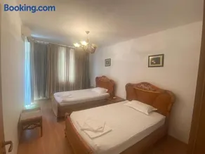 Oasis Suites Apartments and Studios - Image 1