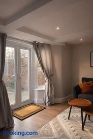 Convenient apartment with Private Garden, Shawbury - Image 5