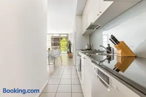 A Cozy & Modern Studio Right Next to Darling Harbour - Image 3