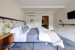The Billy Motel Pet Friendly Room with Charm - Image 3