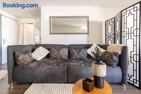 Luxury Business Apartment with 2 Monitors and Parking - Image 4