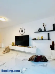Elegant 5BR & 1LR Villa , Private Stay with Prime Location - Image 3