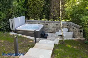 Yurt with Hot Tub near Hartington, Peak District - Image 4