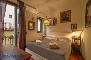 Charming Balcony Studio Florence Near City Center - Image 1
