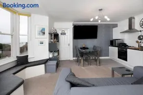 Beach Front Flat Shaldon with Parking - Image 4