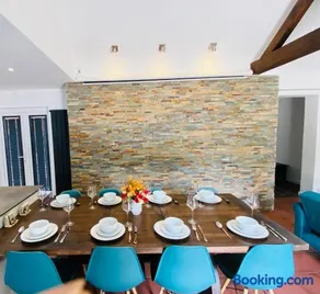 6 Bedroom Bungalow Ascot Racecourse LegoLand Windsor Castle 75" TV - Image 4