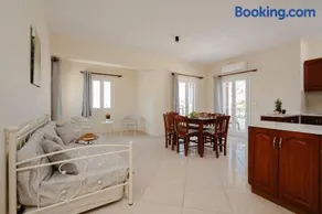 Sea View Spacious Apartment 50m from beach - Image 3