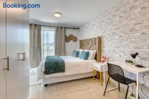 Sleek and modern apartment - Image 3
