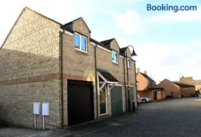 Detached 2 Bedroom Coach House with Private Garage Parking Swindon - Image 5