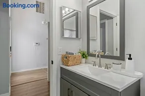 Chic & Cozy Hideaway - Image 5