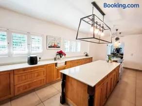 Umhlanga Stunning Villa Sleeps 8 Pool Sauna Beach Access - Image 2