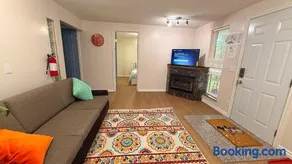 Gateway to Banff - Cozy 2BR Sleeps 6 - NW Calgary - Image 1