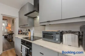 High End Central Location 2 Bedroom - Image 2