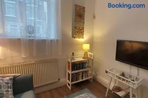 Old library apartment - Image 3