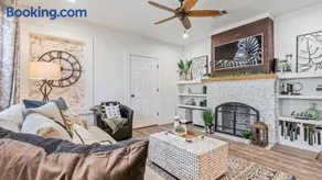 Curated Cottage. minutes from Silos, zoo, Baylor - Image 3