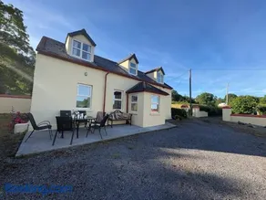 3-Bed House Sleeps 6 with Garden and Parking - Image 2
