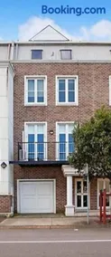 Newcastle Wharfside Retreat - City, Harbour and Beach Stay - Image 1
