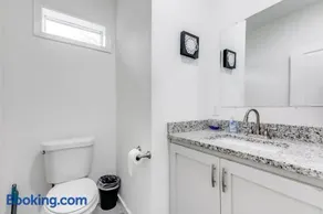 8 mins to Riverwalk, fenced backyard, pets allowed, king bed - Image 2