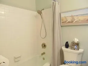 Q4 Professionally decorated upstairs beautiful soothing colors close to back pool - Image 3