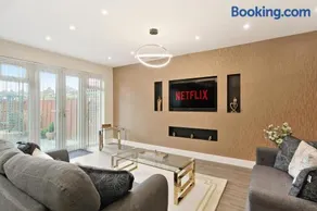 Stunning 4-bed house In Solihull, Close to the NEC, Airport, and Solihull Town - Parking - Image 3