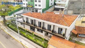 Casa de Hóspedes no Centro de Serra Negra com Suítes Maravilhosas e Experiência Exclusivas - Image 1