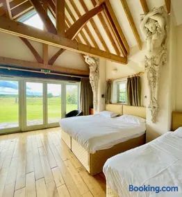 House on the Brooks Self catering Holiday let South Downs West Sussex Sleeps 14 - Image 4