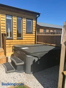 Edgmond Lodges - 1 & 2 Bed Luxury Log Cabins with Private Hot Tubs Derbyshire - Image 2